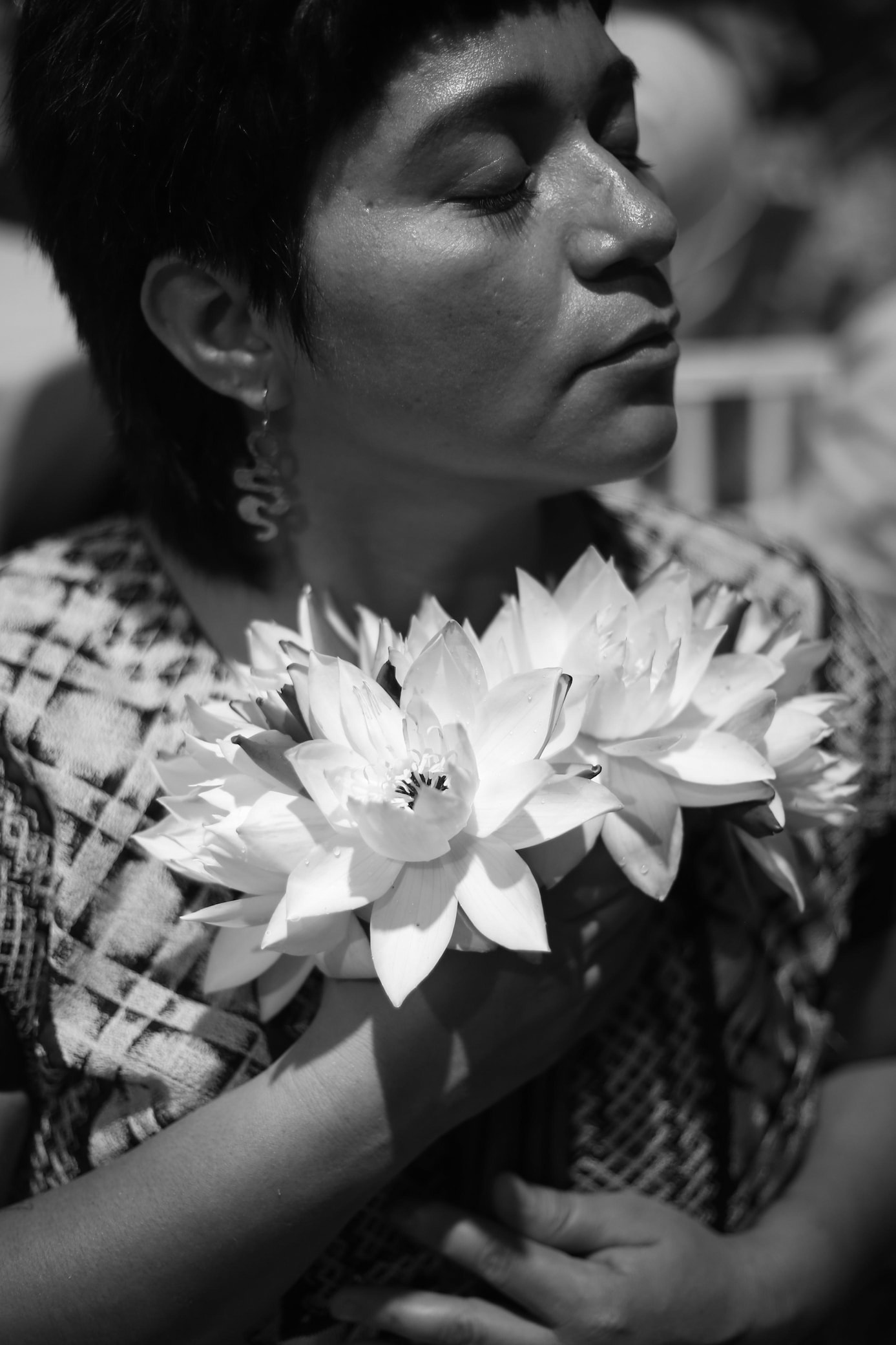 Glances that Inhabit the Isthmus